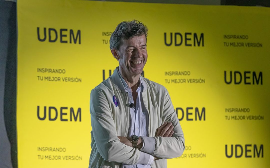 Exponen Shigeru Ban y Stefan Sagmeister sus filosofías de la arquitectura y el diseño