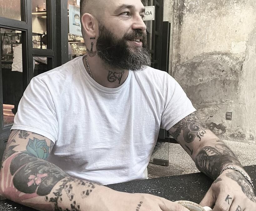 Poemas, tatuajes y arte objeto: la obra de Fausto VI